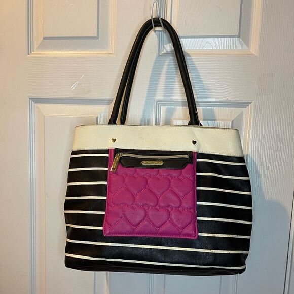 Betsey Johnson Black &white stripes shoulder bag hot pink heart quilted pocket - Picture 1 of 15